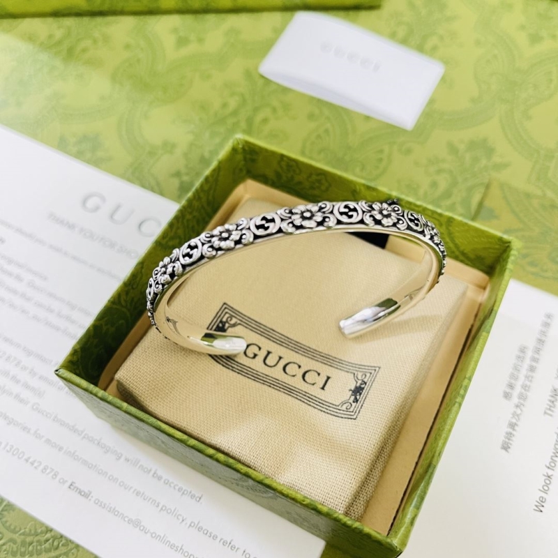 G*u*i bracelets